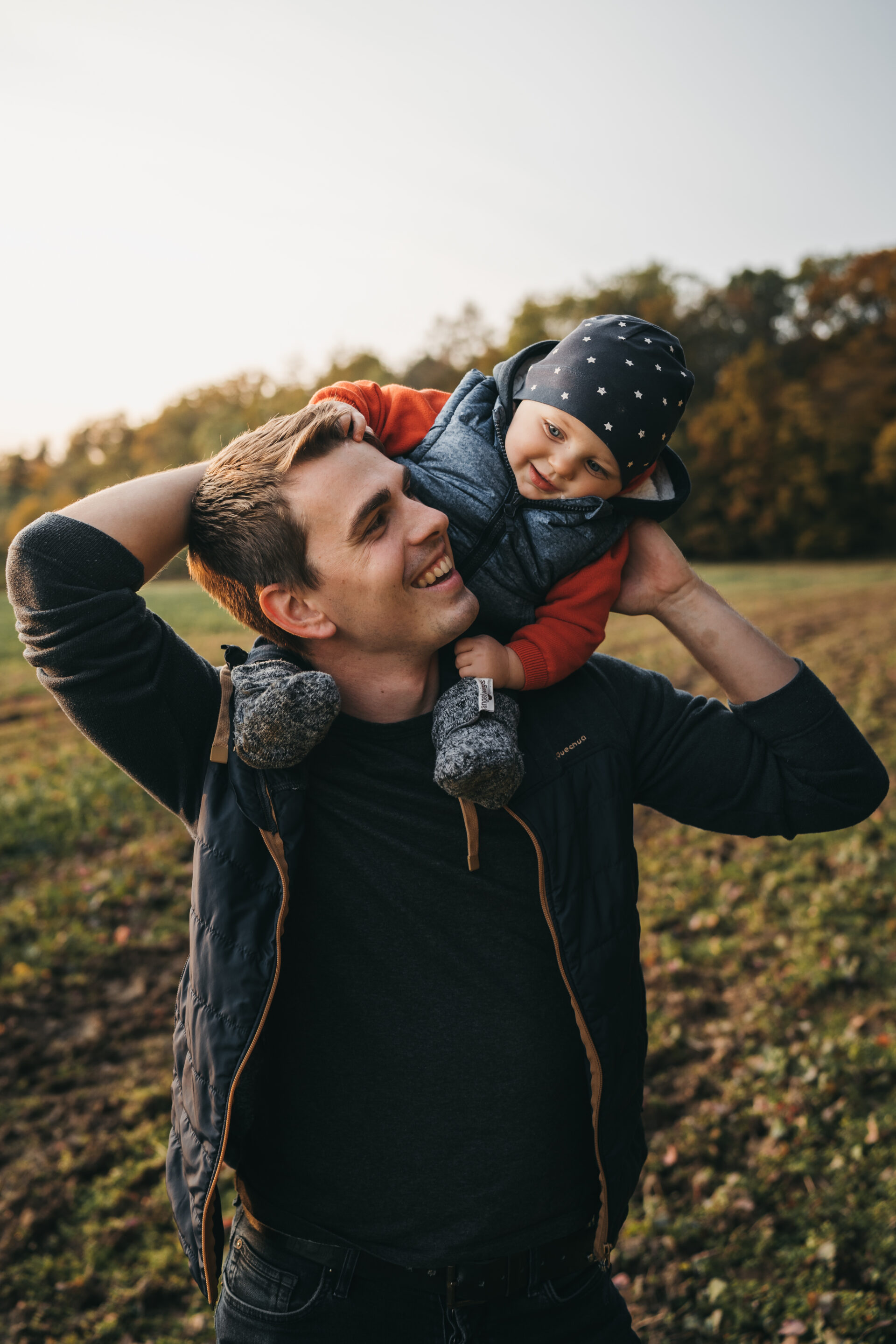 Rodinné focení - šťastný tatínek a syn