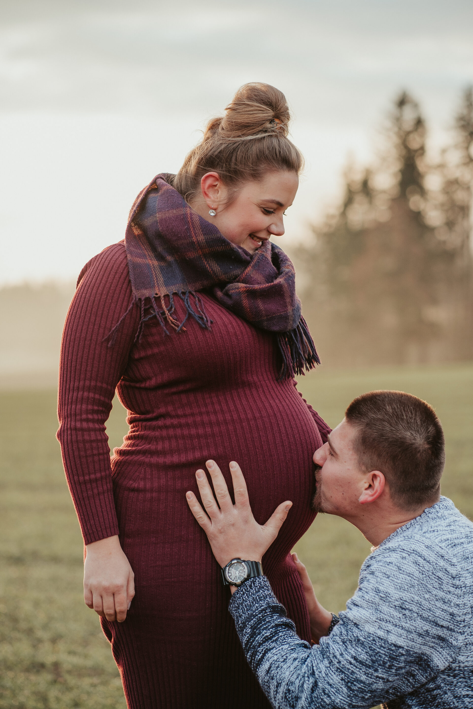 Těhotenské focení - šťastná maminka a šťastný tatínek