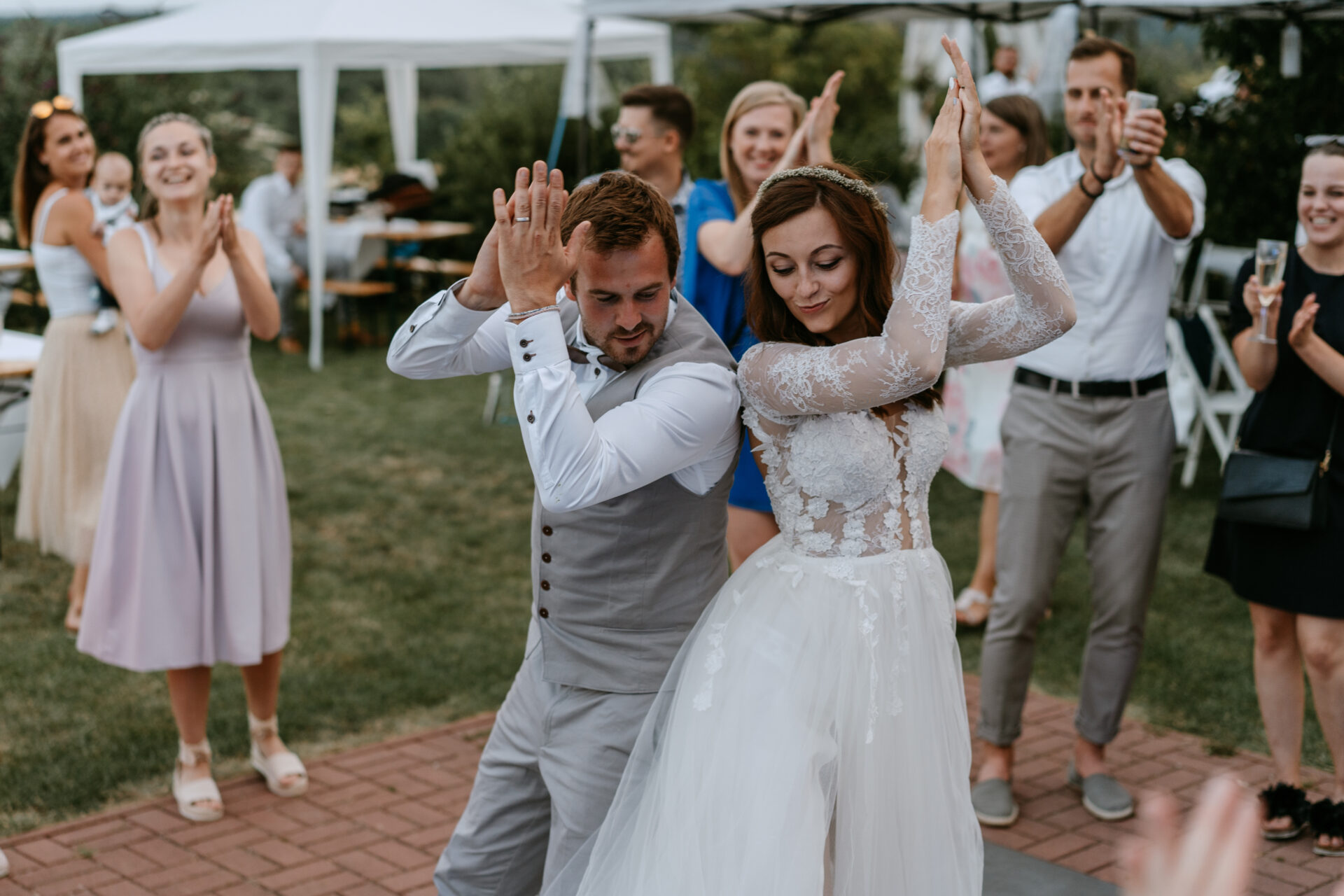 Svatební fotograf - svatební fotografie nevěsta a ženich při tanci