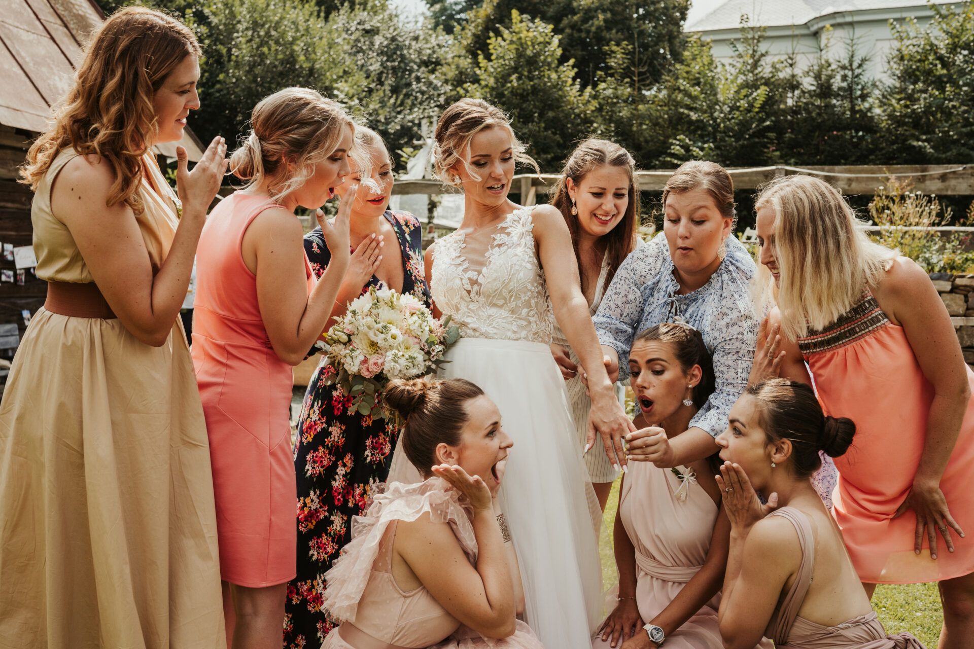 Svatební fotograf - svatební fotografie nevěsta a kamarádky