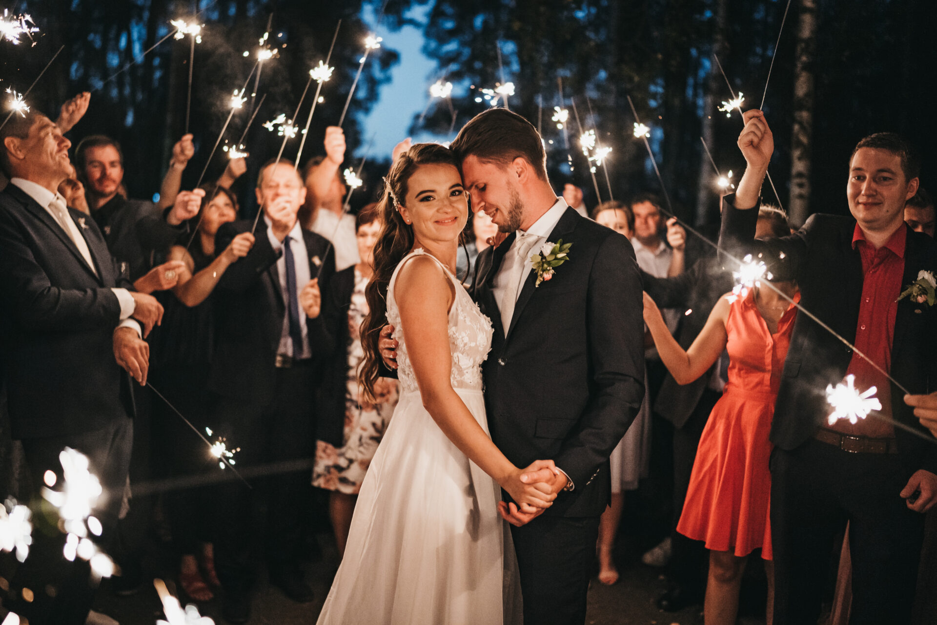 Svatební fotograf - večerní svatební fotografie nevěsta a ženich při tanci