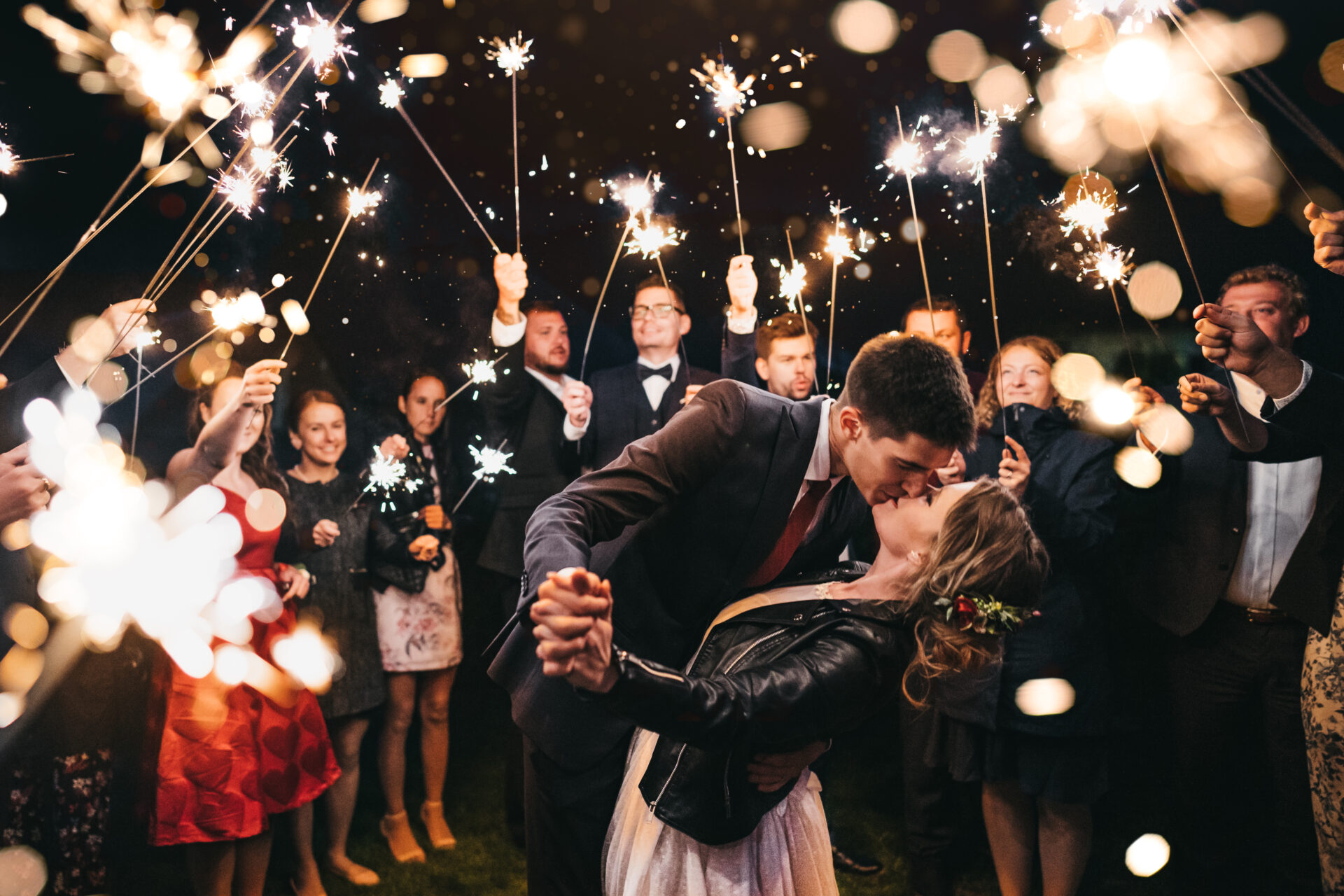 Svatební fotograf - večerní svatební fotografie nevěsta a ženich při tanci