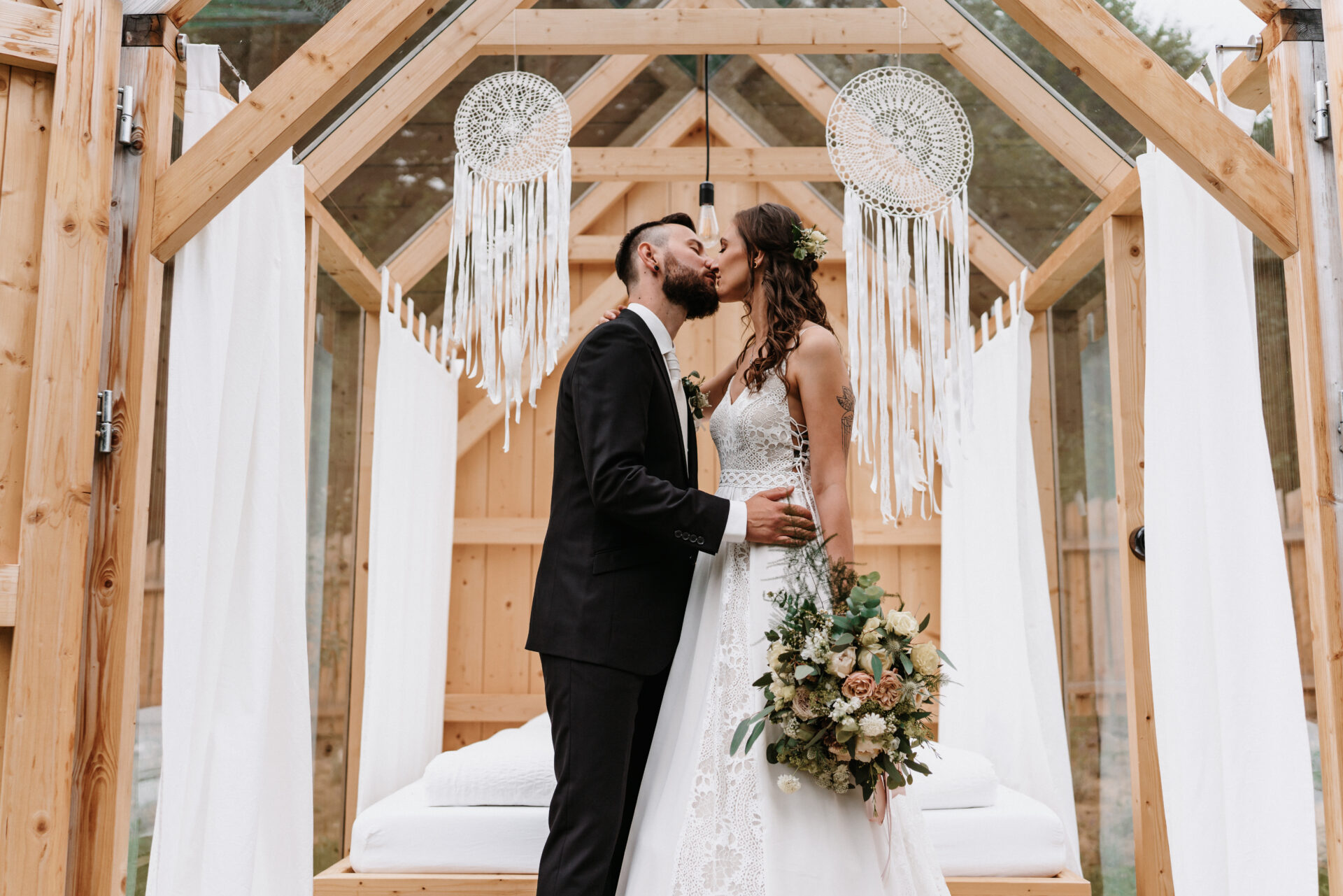 Svatební fotograf - svatební fotografie nevěsta a ženich při polibku